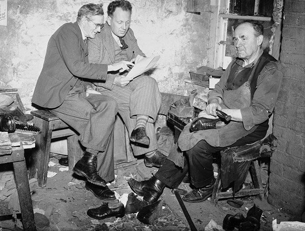 Evan Jenkins und David Jones sprechen über ihre Gedichte bei einem Schuhmacher in der Werkstatt. Die Dichter möchten gerne so wichtig sein wie das Raparieren von Schuhen